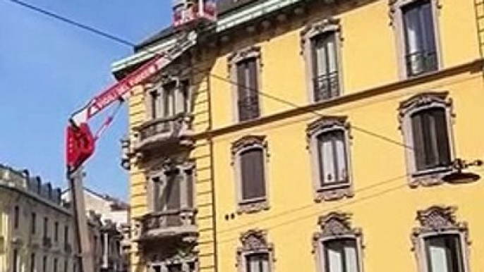 Milano, cane sul tetto salvato dai Vigili del Fuoco