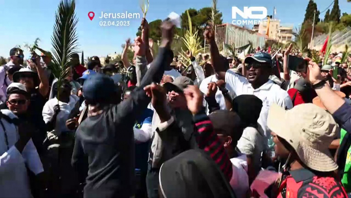 Miles de fieles cristianos asisten a la procesión del Domingo de Ramos en Jerusalén