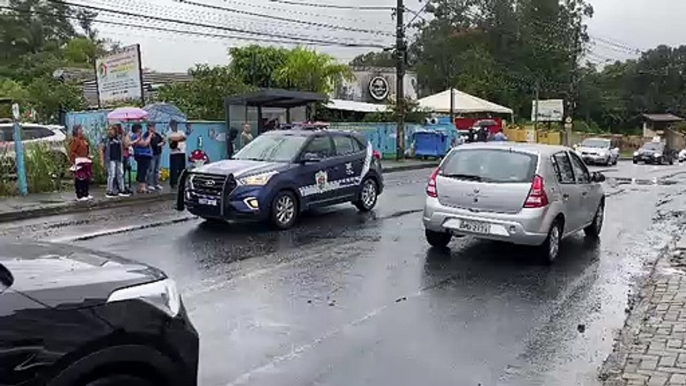 Grupo faz carreata em homenagem às vítimas do ataque a creche em Blumenau