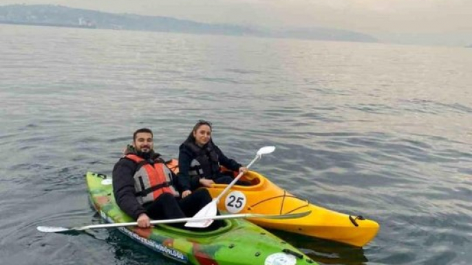 Kano meraklısı vatandaşlar İstanbul Boğazı'nın serin sularında manzaranın tadını çıkarıyor