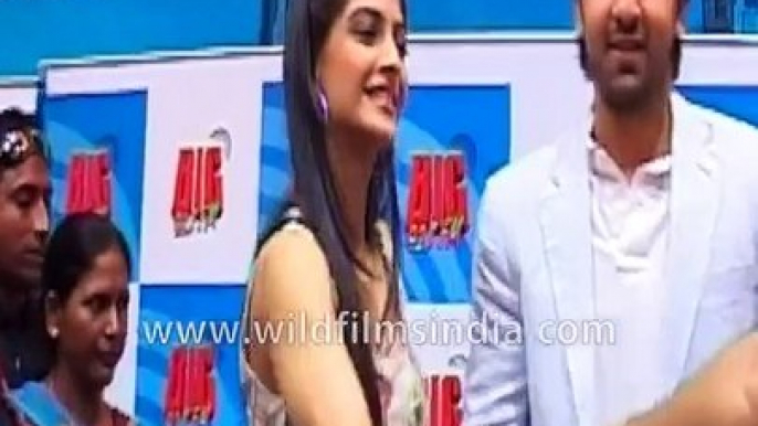 Sonam Kapoor holds Ranbir Kapoor's arm, for Saawariya  autograph signing  and Make a wish Foundation