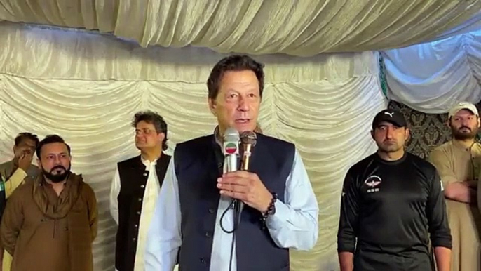 میری ماں روزانہ سونے سے پہلے مجھے کہتی تھی . . .عمران خان نے آج افطار میں اپنے بچپن کا قصہ سنا دیا | Public News | Breaking News