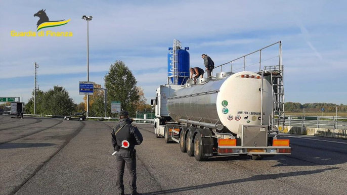 Contrabbando di gasolio, sequestrati 24mila litri su autocisterna proveniente dalla Germania (14.04.23)