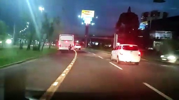 Internauta flagra ciclista pegando "carona" em ônibus de transporte coletivo em Cascavel