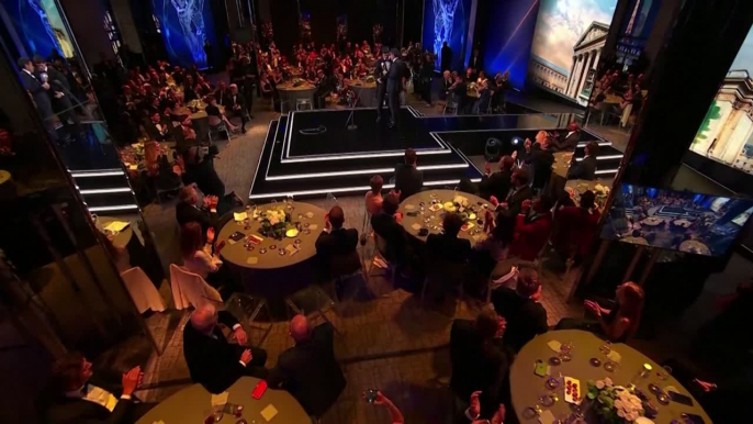 Carlos Alcaraz recibiendo el Premio Laureus a deportista revelación del año