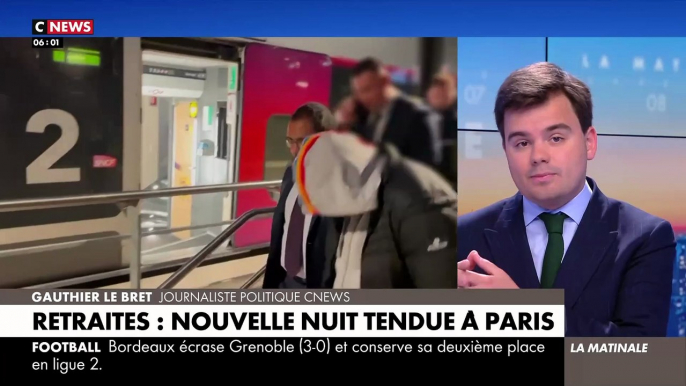 Casserolades : Les images du Ministre de l'éducation, Pap Ndiaye, exfiltré cette nuit de la Gare de Lyon après être resté boqué dans son TGV, alors que des dizaines de manifestants l'attendent