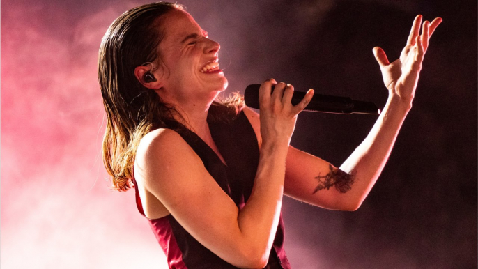 Voici - Redcar, anciennement Christine and The Queens, victime d’un cambriolage : ces précieux objets qui lui ont été dérobés