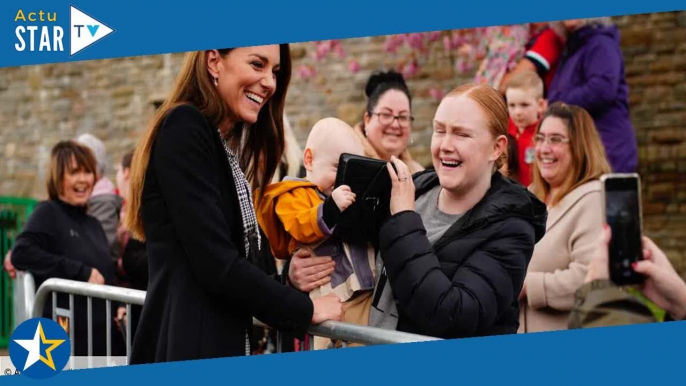 Kate Middleton : un bébé lui pique son sac à main, sa réaction est inattendue !