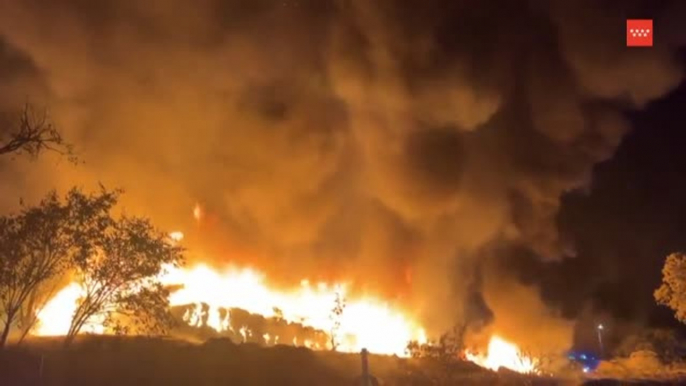 Arde una planta de residuos en Colmenar Viejo (Madrid)