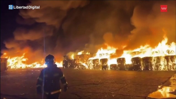 Arde una planta de residuos en Colmenar Viejo