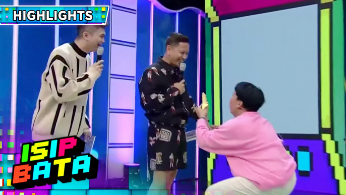 Lassy goes near Jhong while eating a banana | Isip Bata