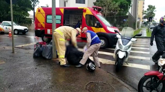 Motociclista fica ferido após sofrer queda de moto no Centro