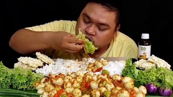 Mukbang 1kg stir-fried spicy quail eggs, raw fresh vegetables, eggplant, lettuce, green beans