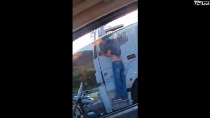 Ce motard se retrouve accroché au camion qui l'a percuté... bon réflexe