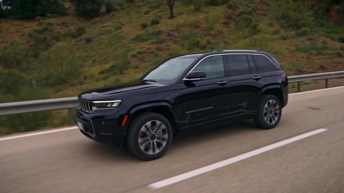 Jeep Grand Cherokee 4Xe in Black Driving Video