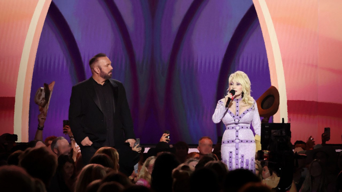 Dolly Parton Dedicates Hymn To "Sisters" Loretta Lynn And Naomi Judd During ACM Awards