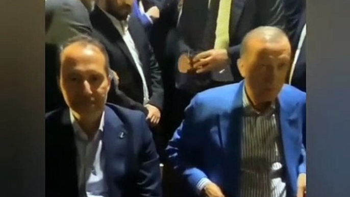 Başkasının getirdiği suyu almayan Erdoğan, oğlu Bilal Erdoğan uzatınca içti