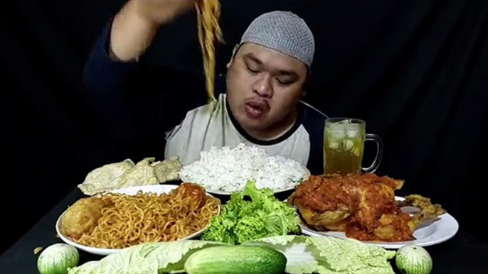 Mukbang 4 pieces of fried noodles, fried egg, fried spicy chicken, cabbage, eggplant, rice, iced tea