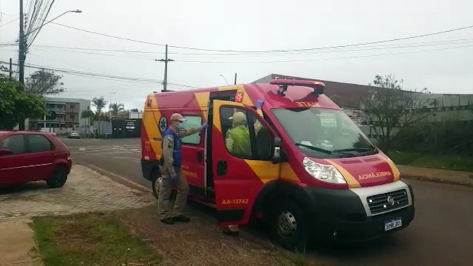 Mulher fica ferida ao sofrer queda na rua no bairro Universitário