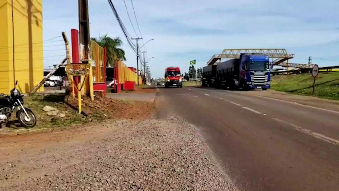 Homem sofre queda de caminhão em empresa às margens da BR-277