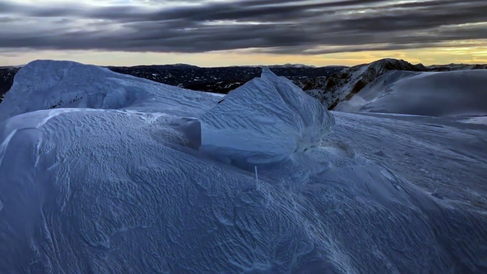 Cette maison dans les Alpes est entièrement couverte de neige et de glaces