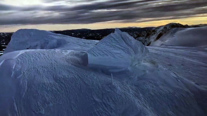 Cette maison dans les Alpes est entièrement couverte de neige et de glaces