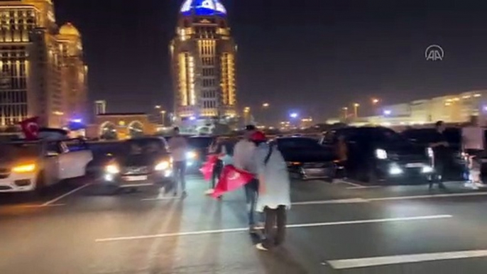 Katar'da bir araya gelen onlarca kişi Türkiye'nin 13. Cumhurbaşkanı seçilen Recep Tayyip Erdoğan'ı Türk bayraklarıyla kutladı.  Katar'ın başkenti Doha'da, Cumhurbaşkanı Recep Tayyip Erdoğan'ın Cumhurbaşkanlığı seçiminin ikinci turundaki zaferini kutladı