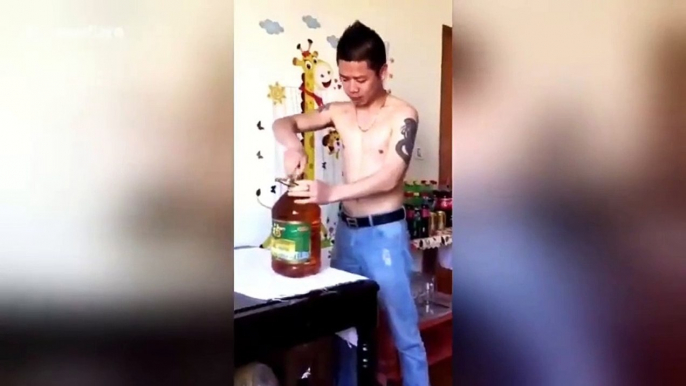 #VIRAL: Hombre se toma cinco litros de aceite