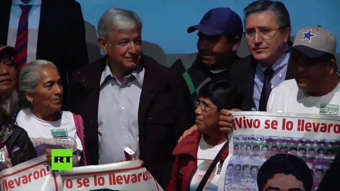 Obrador promete justicia para las familias de los 43 estudiantes desaparecidos