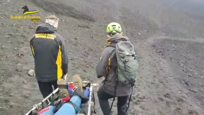 Escursionista ferita sull'Etna, le immagini dei soccorsi