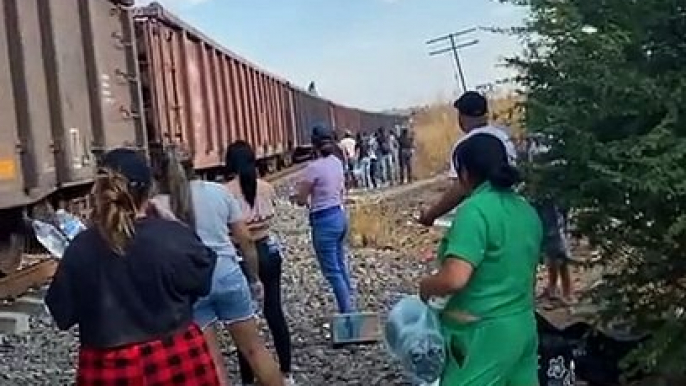 #Ayuda a #migrantes de la #caravana #migrante de #honduras y #venezuela #migracion en la #frontera #usa #visa #asilo #comar #inm Grupo Voluntario Corazones Migrantes La CHONA Jal