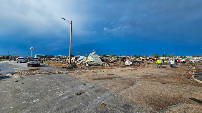 Cuatro muertos y diez heridos por destructivo tornado en Texas, Estados Unidos