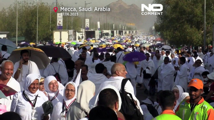 Cientos de miles de peregrinos musulmanes llegan al monte Arafat para la jornada cumbre del "hach"