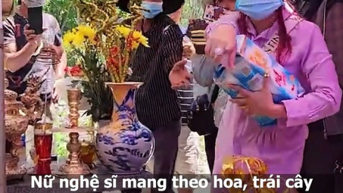 Bình Tinh cùng chồng đến thăm mộ cố nghệ sĩ Vũ Linh, xúc động hôn lên di ảnh ba nuôi