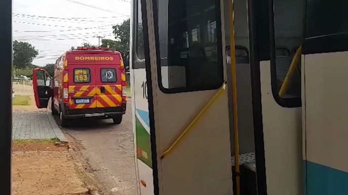 Mulher sofre queda enquanto descia do ônibus e é socorrida pelo Siate