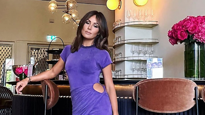 Kürzer darf nicht: Nazan Eckes im lila Cut-out-Kleid