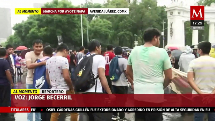 Familiares de 43 normalistas desaparecidos en Ayotzinapa realizan marcha en Av. Juárez, CdMx