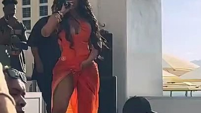 Las Vegas : En plein concert, la chanteuse Cardi B balance son micro sur une jeune femme qui vient de lui envoyer un verre d'eau