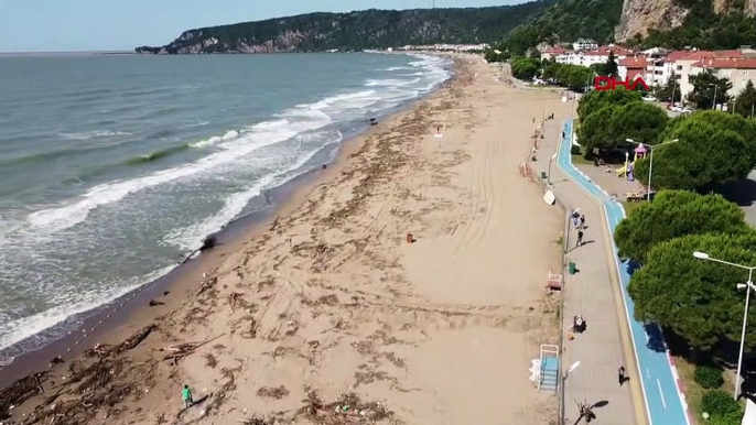 LA PLAGE À DRAPEAU BLEU DE BARTIN EST REMPLIE DE RESTES D'INONDATION