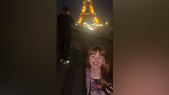 Ce père fait croire à sa fille qu’elle a allumé la tour Eiffel, les internautes fondent