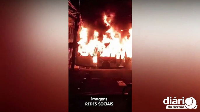 Criminosos incendeiam ônibus em João Pessoa com motorista e passageiros dentro do veículo