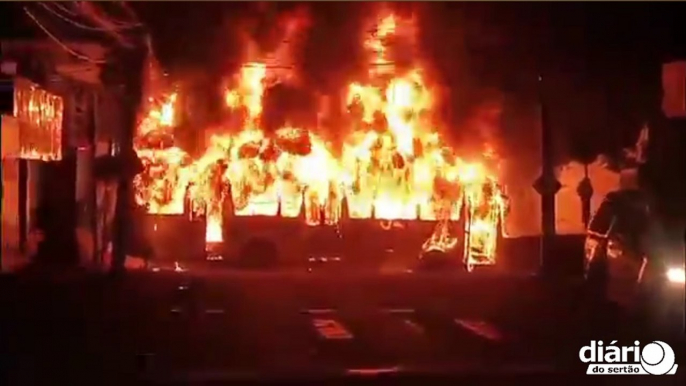 Criminosos incendeiam ônibus em João Pessoa com motorista e passageiros dentro do veículo