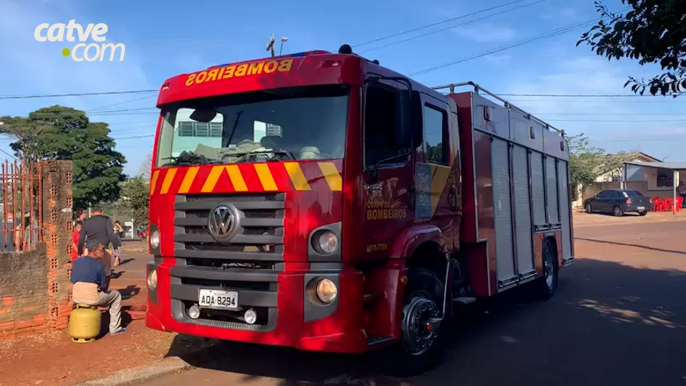 Casa pega fogo no bairro Interlagos em Cascavel Todo o forro do imóvel queimou