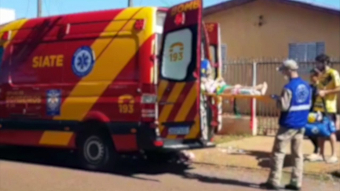 Bombeiros atendem vítima de queda no Bairro Guarujá, em Cascavel