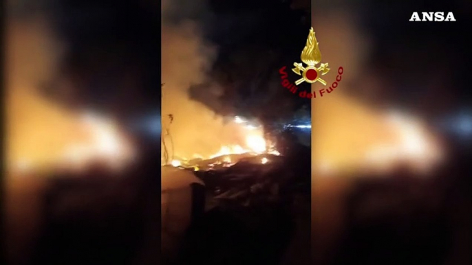 Incendio a Roma, a fuoco rifiuti e baracche in una discarica abusiva: pompieri al lavoro