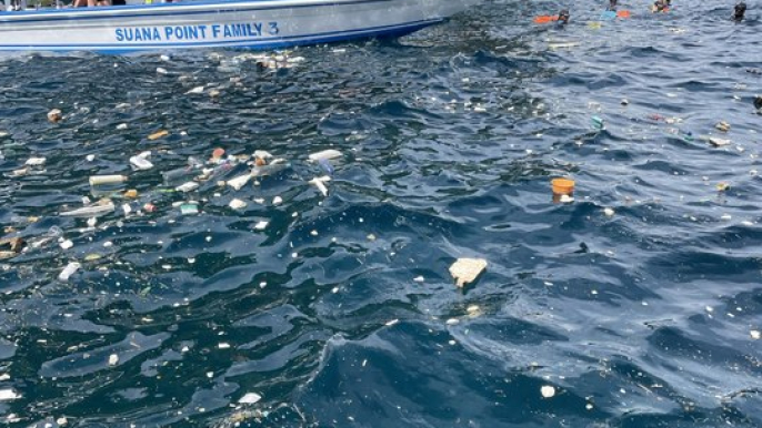Tourist says ocean trash ruined Bali snorkeling trip