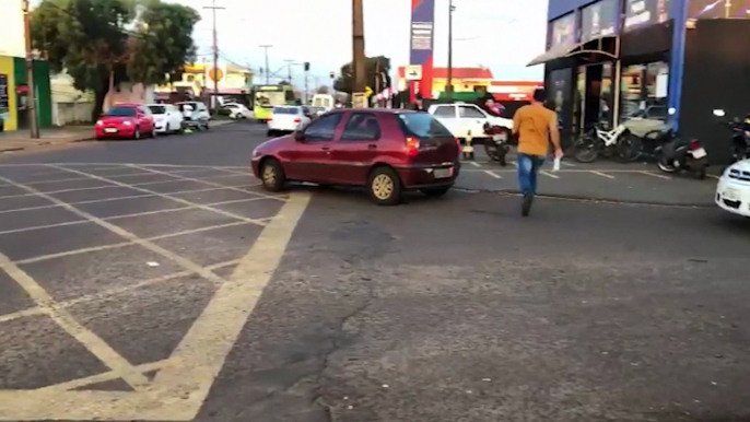 Internauta reclama sobre a falta de respeito no trânsito na Rua Altemar Dutra