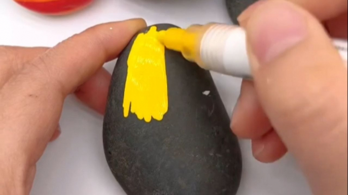 Artist makes funky faces on stones to bring them to life *Easy-To-Do Art*