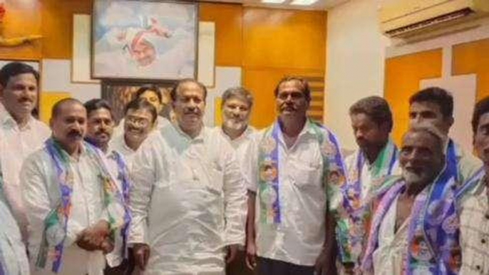 పశ్చిమ గోదావరి: టీడీపీకి షాకిచ్చిన నేతలు