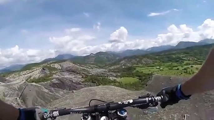 Descente extrême en VTT dans les Alpes